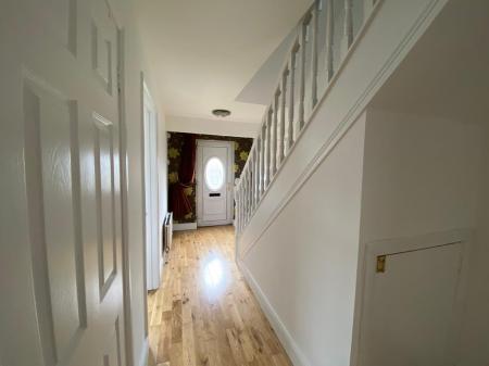 HALLWAY 3 11 THORNLEA .jpg