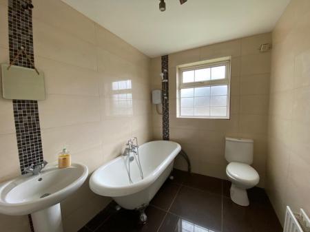 BATHROOM 11 THORNLEA .jpg