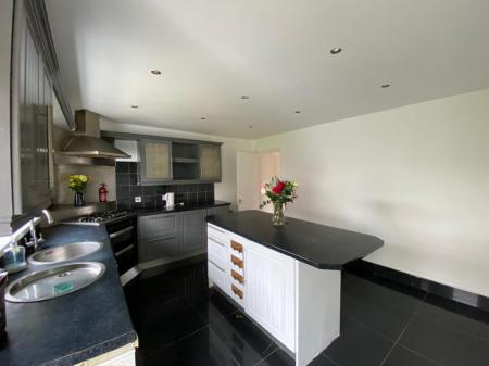 KITCHEN 3 11 THORNLEA GARDENS .jpg