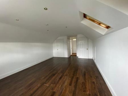 LARGE BEDROOM 11 THORNLEAN.jpg