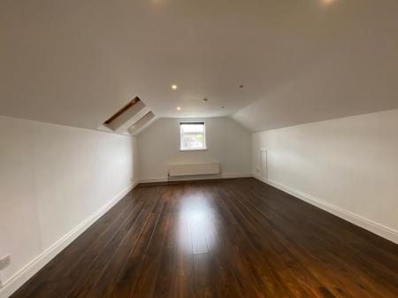 LARGED BEDROOM 2 11 THORNLEA.jpg