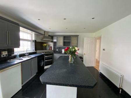 KITCHEN 11 THORNLEA.jpg