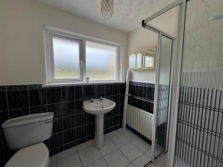 95 CROCKMORE SHOWER ROOM.jpg