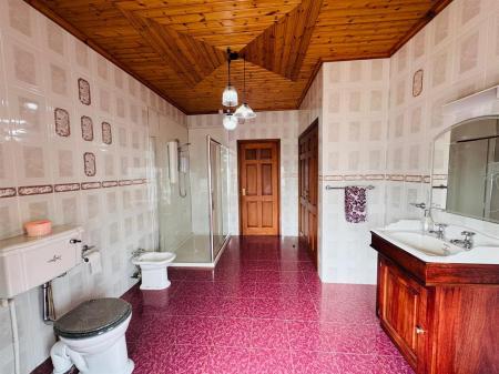 74 WOODEND ROAD BATHROOM.JPG