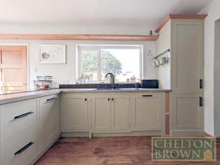 Kitchen & Breakfast