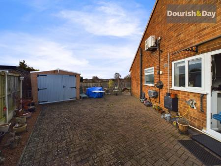 Side Garden / Garage