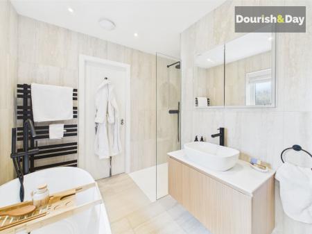 Family Bathroom / Ensuite