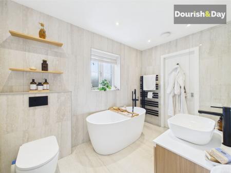Family Bathroom / Ensuite