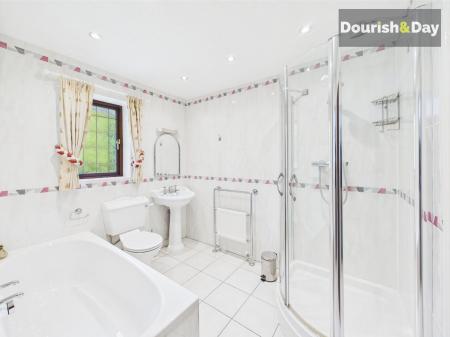 En-Suite Bathroom