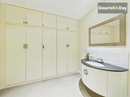 Guest WC/Cloakroom