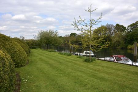 Communal Lawn on The Thames
