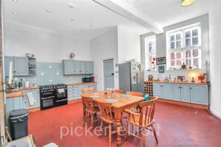 Living Kitchen/Dining Room