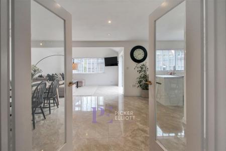 Living Kitchen/Dining Room