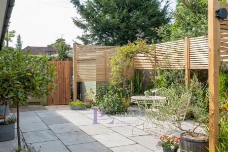 Beautiful Landscaped Side Garden Area