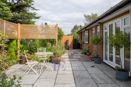 Beautiful Landscaped Side Garden Area