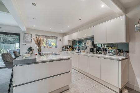 1365305-8-68fb46edf1