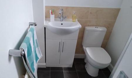 Flat2_Bathroom.jpg