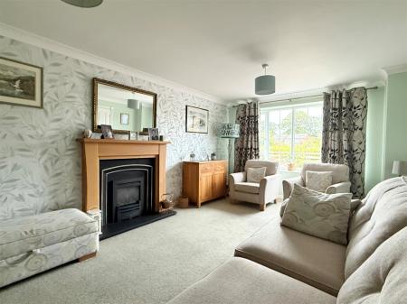 Lounge 1.jpg