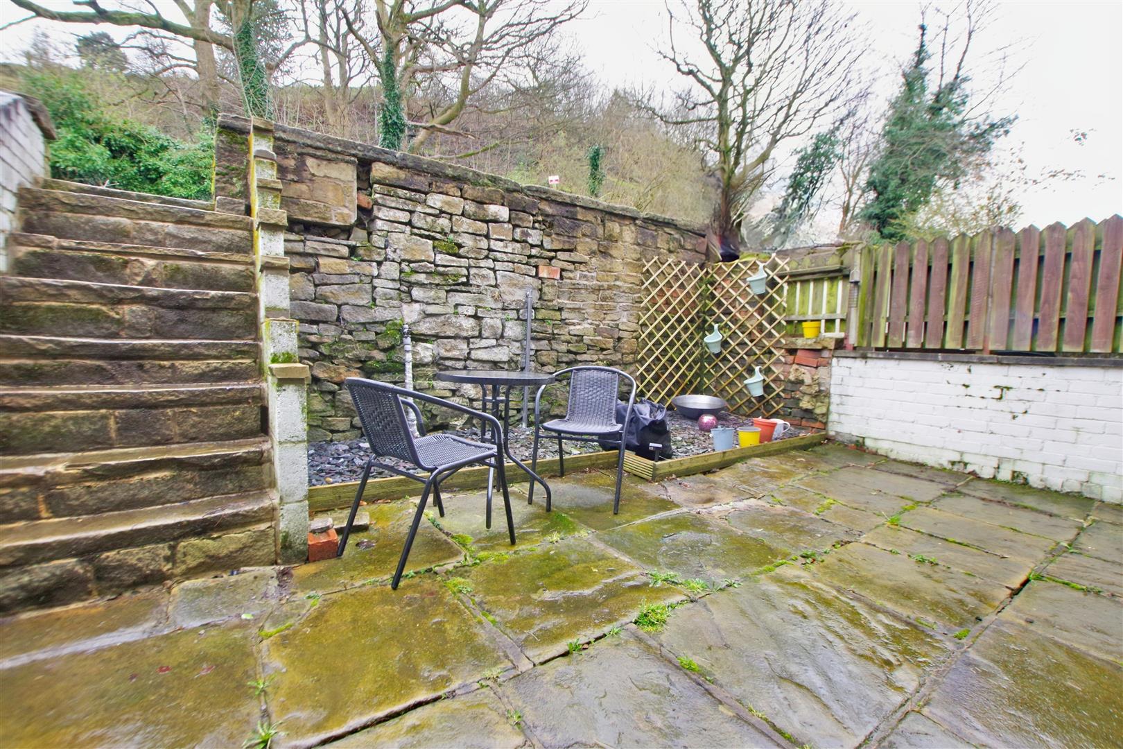 2 bedroom Terraced House for sale in Greetland