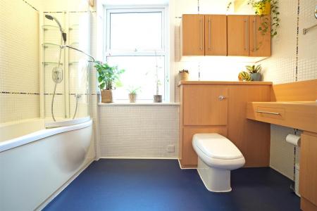 Bathroom 1.jpg