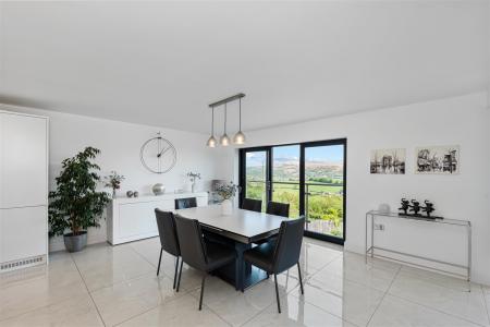 Open Plan Living/Dining Area