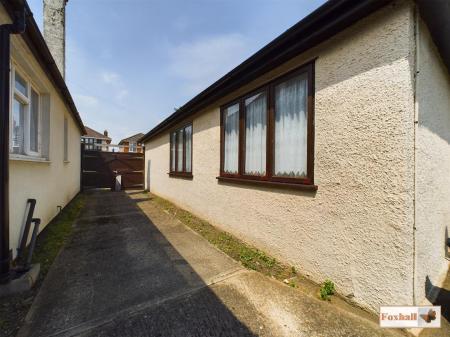 Side garden / driveway