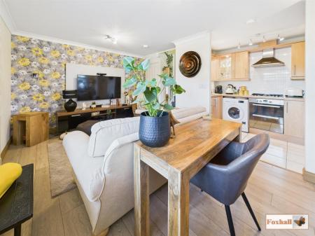 Lounge/Dining Area