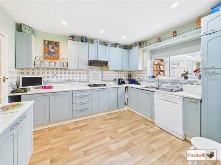 Kitchen/Breakfast Area