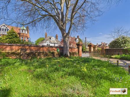 Front Communal Garden / Driveway