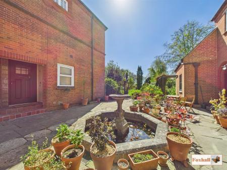 Front Communal Garden / Driveway
