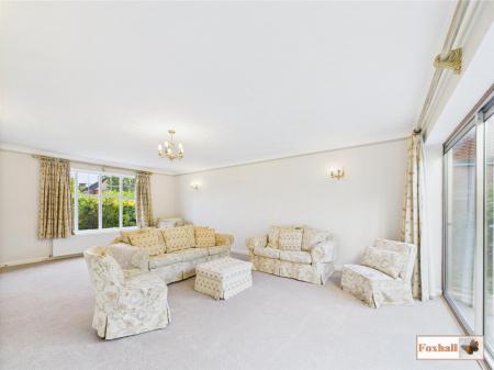 Lounge/Dining Room