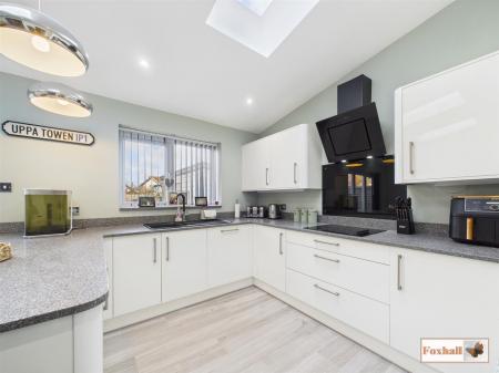 Kitchen  / Breakfast / Dining