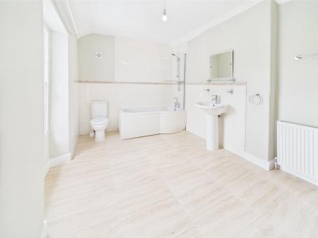 Second floor en-suite bathroom