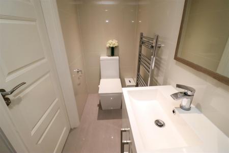 En Suite (2nd Floor)