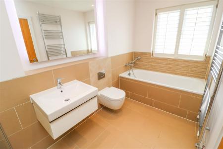 En Suite Bathroom (1st Floor)