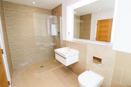 En Suite Bathroom (1st Floor)