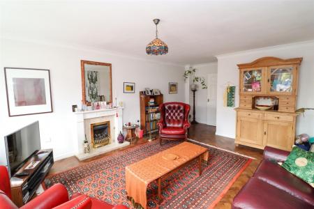 Lounge/Dining Room (First Floor)