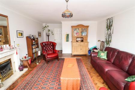 Lounge/Dining Room (First Floor)