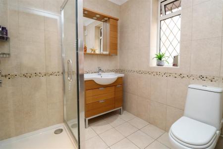 Shower Room (GF)