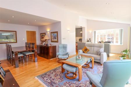 Kitchen/Breakast/Dining & Sun Room