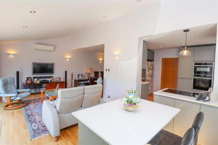 Kitchen/Breakast/Dining & Sun Room