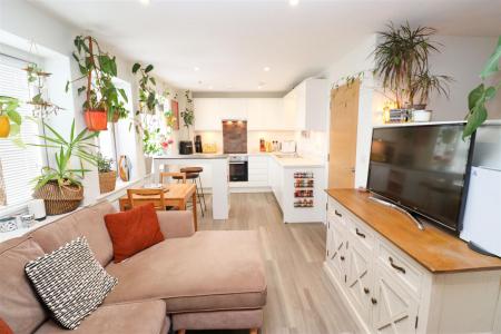 Lounge/Kitchen