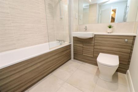 Bathroom (1st Floor)