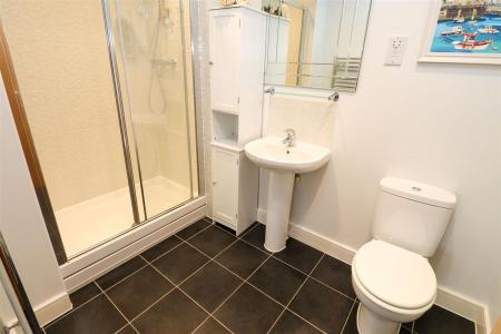 Bedroom 1 En Suite (2nd Floor)