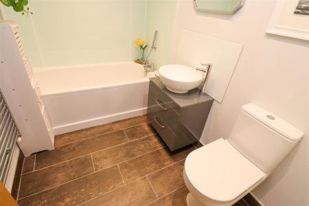 Family Bathroom (1st Floor)