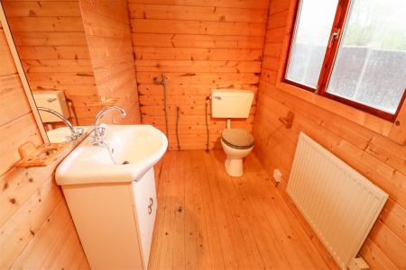 Summer House (Cloakroom)