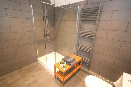 Shower Room/WC Pic 2