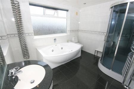 Bed One En Suite
