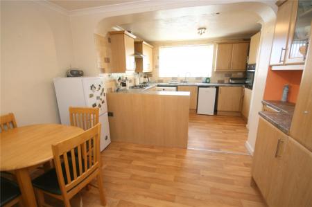 Kitchen Photo 2