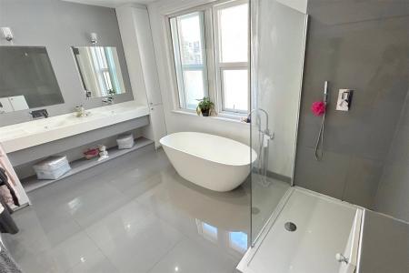 Main Bathroom/Wc 1